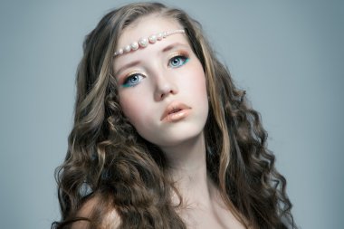 İnci-boncuk, gri arka plan üzerinde kadınla