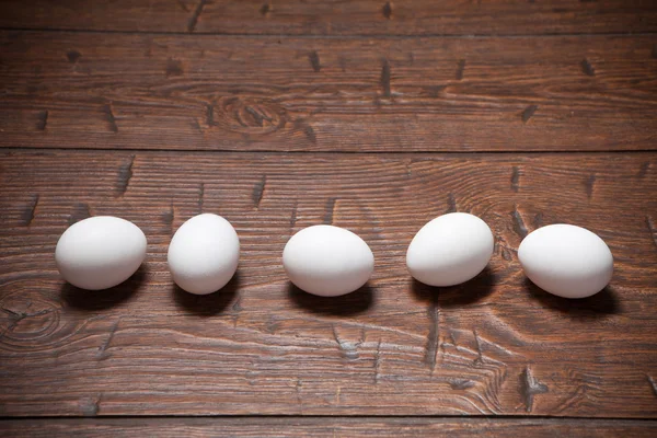 木制的质朴桌子上的鸡蛋 — 图库照片