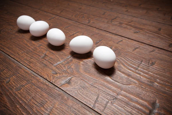 Ägg på ett rustikt träbord — Stockfoto