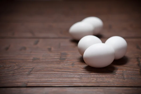 Uova su un tavolo rustico di legno — Foto Stock