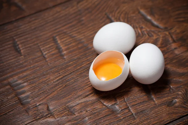 Яйца на деревянном деревенском столе — стоковое фото