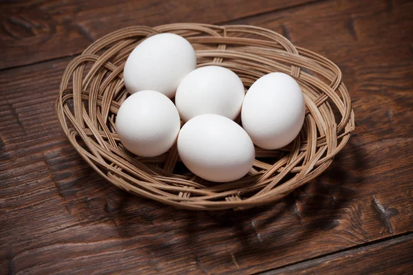Huevos en una mesa rústica de madera — Foto de Stock
