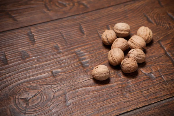 Noix sur une vieille table rustique en bois — Photo