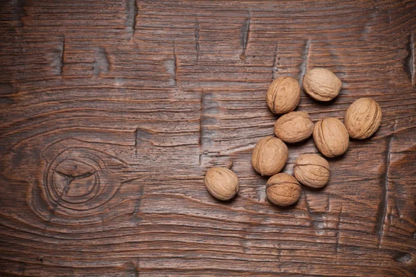 Noix sur une vieille table rustique en bois — Photo