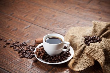 Kahve fasulye ve baharatlar ile