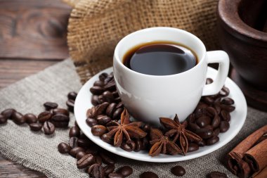 Kahve fasulye ve baharatlar ile