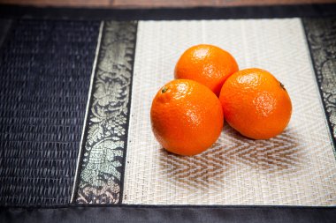 Ahşap masada mandalinalar