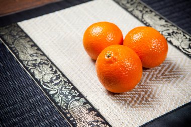 Ahşap masada mandalinalar