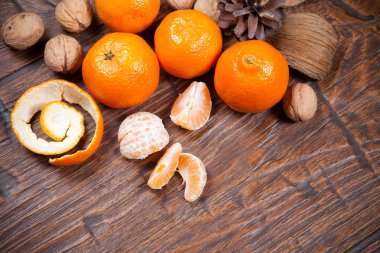 Ahşap masada mandalinalar