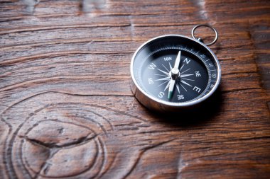 Tahta arka planda pusula