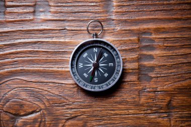 Tahta arka planda pusula