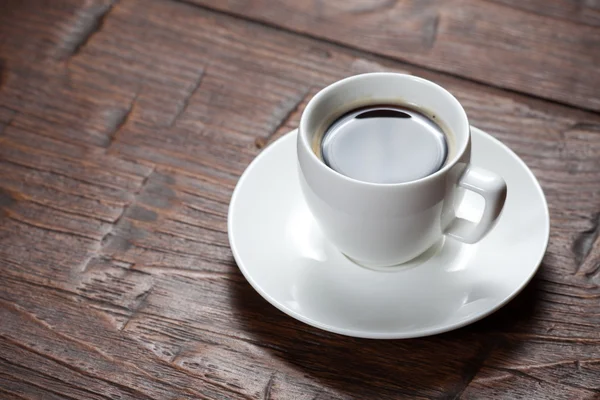 Taza de café y platillo en la mesa de madera — Foto de Stock