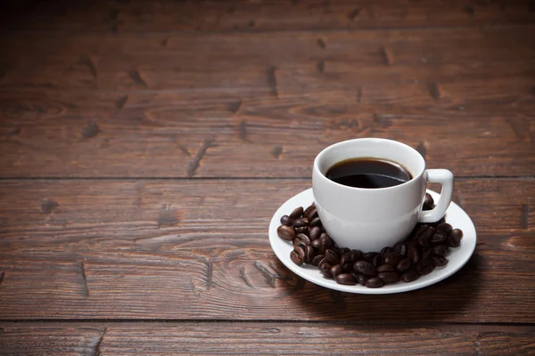 Kaffeetasse und Untertasse auf Holztisch — Stockfoto