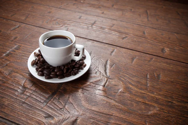 Kaffeetasse und Untertasse auf Holztisch — Stockfoto