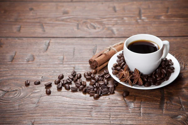 Xícara de café com feijão e especiarias — Fotografia de Stock