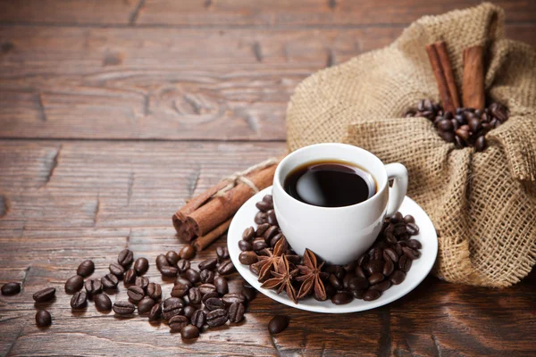 Xícara de café com feijão e especiarias — Fotografia de Stock