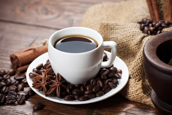 Tazza di caffè con fagioli e spezie — Foto Stock