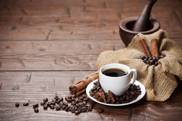 Tazza di caffè con fagioli e spezie — Foto Stock