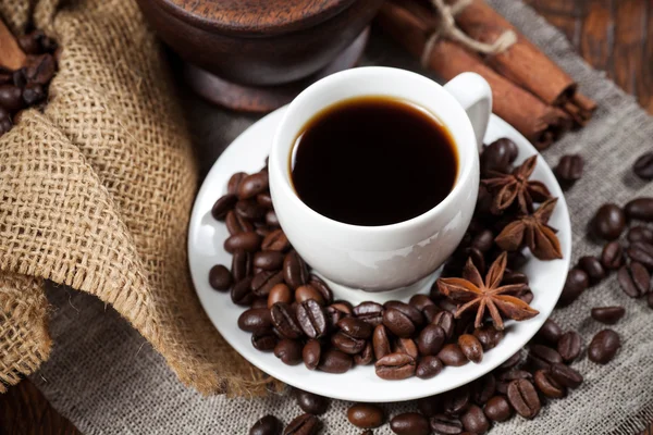 一杯のコーヒー豆と spicery — ストック写真