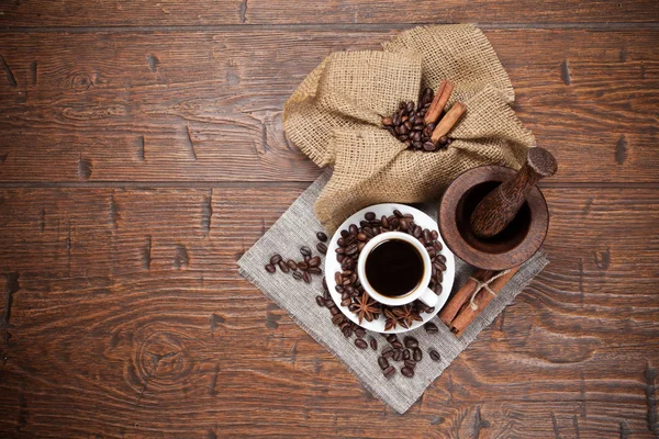 Чашка кофе с бобами и пряностями — стоковое фото