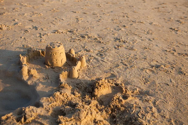 Castelo de areia na praia — Fotografia de Stock