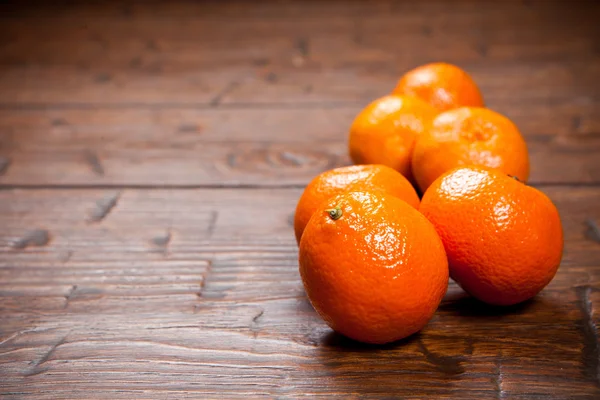 Mandarijnen op houten tafel — Stockfoto