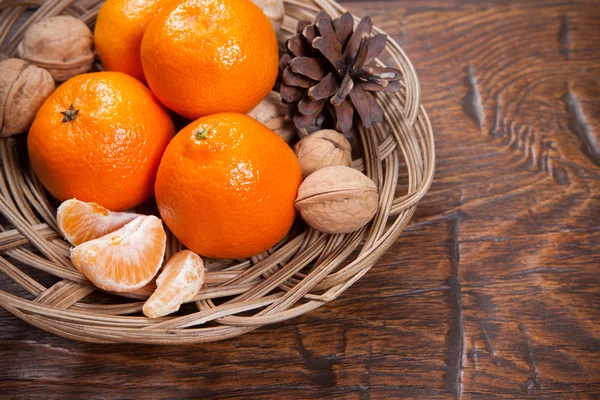 Mandarini su tavolo di legno — Foto Stock