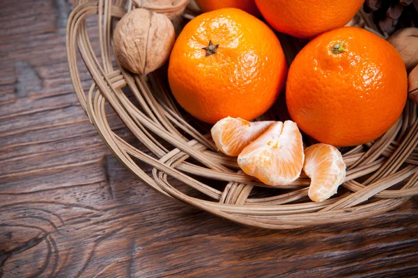 Tangerinas na mesa de madeira — Fotografia de Stock