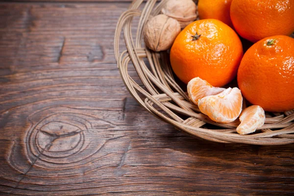 Tangerinas na mesa de madeira — Fotografia de Stock