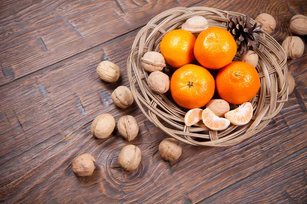 Mandarinas sobre mesa de madera —  Fotos de Stock
