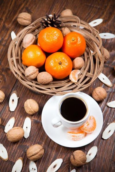 Kopje koffie met tangerines en walnoot — Stockfoto