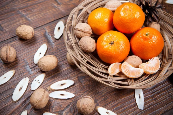 Mandarinas sobre mesa de madera — Foto de Stock