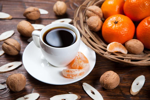 Kopje koffie met tangerines en walnoot — Stockfoto