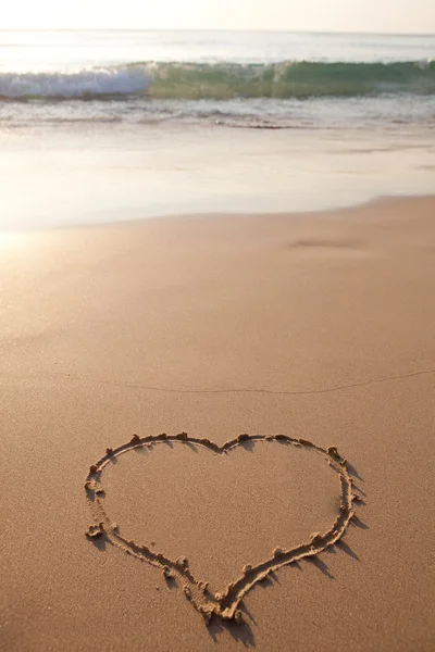 Hjärtan dragna på sanden på en strand Stockbild