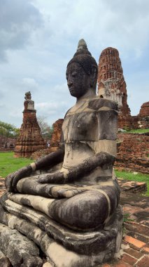 Wat Chaiwatthanaram, Ayutthaya, Tayland. Antik kentteki Budist tapınağının manzaralı kalıntıları. Buda heykellerinin parçaları..