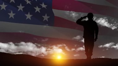 Siyah beyaz gökyüzü ve Amerikan bayrağının arka planında selamlayan asker silueti. Gaziler Günü, Anma Günü, Bağımsızlık Günü. Amerika kutlaması.