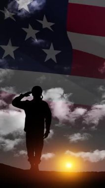 Siyah beyaz gökyüzü ve Amerikan bayrağının arka planında selamlayan asker silueti. Gaziler Günü, Anma Günü, Bağımsızlık Günü. Sosyal medya ve hikayeler için yazıtlı dikey video.