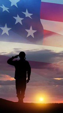 Gün batımının, güneşin doğuşunun ve ABD bayrağının arka planında asker selamlaması silueti. Gaziler Günü, Anma Günü, Bağımsızlık Günü. Sosyal medya ve hikayeler için yazıtlı dikey video.