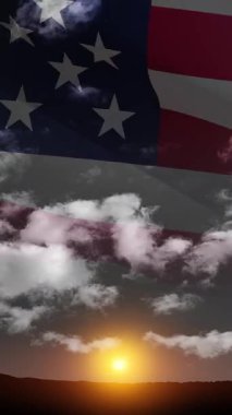 Gaziler Günü yazılı siyah beyaz gökyüzü ve ABD bayrağı arkaplanı. Gaziler Günü, Anma Günü, Bağımsızlık Günü. ABD kutlaması. Sosyal medya ve hikayeler için dikey video.