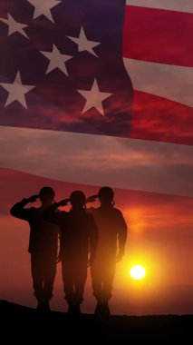 Gün batımı, gün doğumu ve Amerikan bayrağının arka planında selamlayan asker siluetleri. Gaziler Günü, Anma Günü, Bağımsızlık Günü. Sosyal medya ve hikayeler için yazıtlı dikey video.