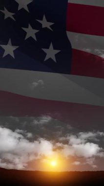 Gaziler Günü yazılı siyah beyaz gökyüzü ve ABD bayrağı arkaplanı. Gaziler Günü, Anma Günü, Bağımsızlık Günü. ABD kutlaması. Sosyal medya ve hikayeler için dikey video.