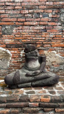 Wat Chaiwatthanaram, Ayutthaya, Tayland. Antik kentteki Budist tapınağının manzaralı kalıntıları. Buda heykellerinin parçaları..