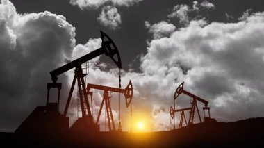 Savaşın yol açtığı petrol fiyatlarındaki değişim. Petrol fiyatları konsepti. Çöl petrol sahasında petrol sondaj rayları. Yerden ham petrol üretimi. Petrol üretimi.