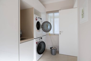 Lagos, Portekiz; Ekim 2020: LG çamaşır makinesi ve kurutma makineli iç hizmet odası