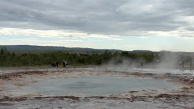 Geysir, İzlanda; 09 Ağustos 2025: The Strokkur (the Churn) gayzerinin İzlanda 'da Geysir' e püskürmesi