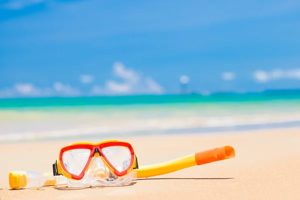 Diving goggles and snorkel gear on sandy beach — Stockfoto