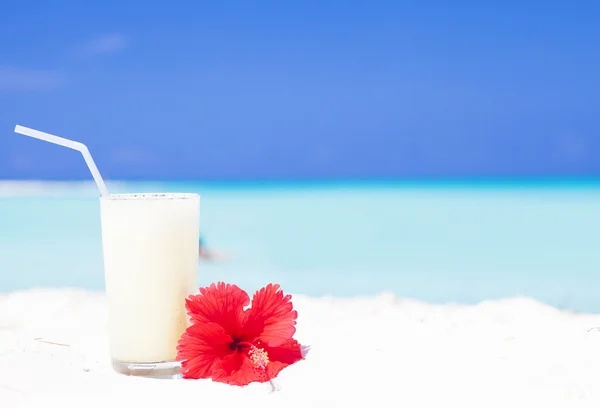 Egzotikus pina colada koktéllal, fehér homokos strand közelében — Stock Fotó