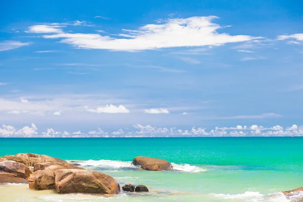 Rochers sur une belle plage de Thaïlande. vagues — Photo