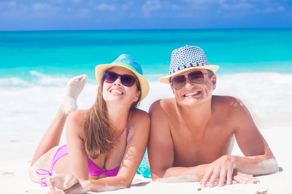 Feliz pareja joven acostada en una playa tropical en Cuba — Foto de Stock