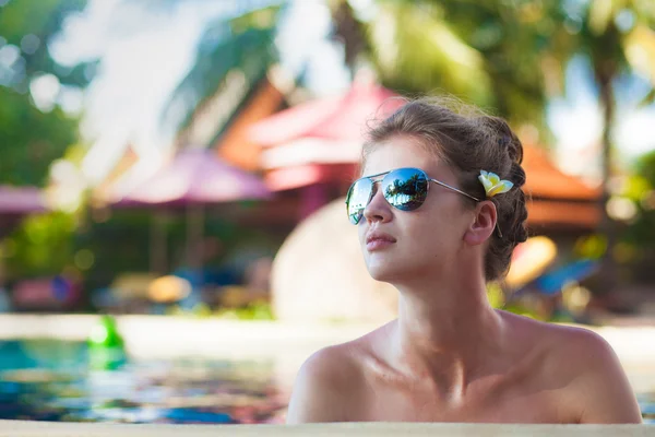 Photo de belle jeune femme dans la piscine de luxe — Photo